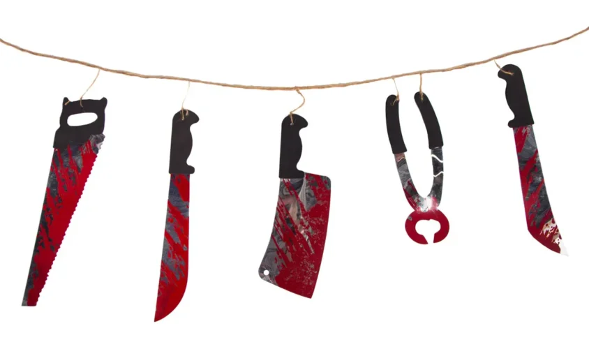 Horror Slinger met bloederig gereedschap